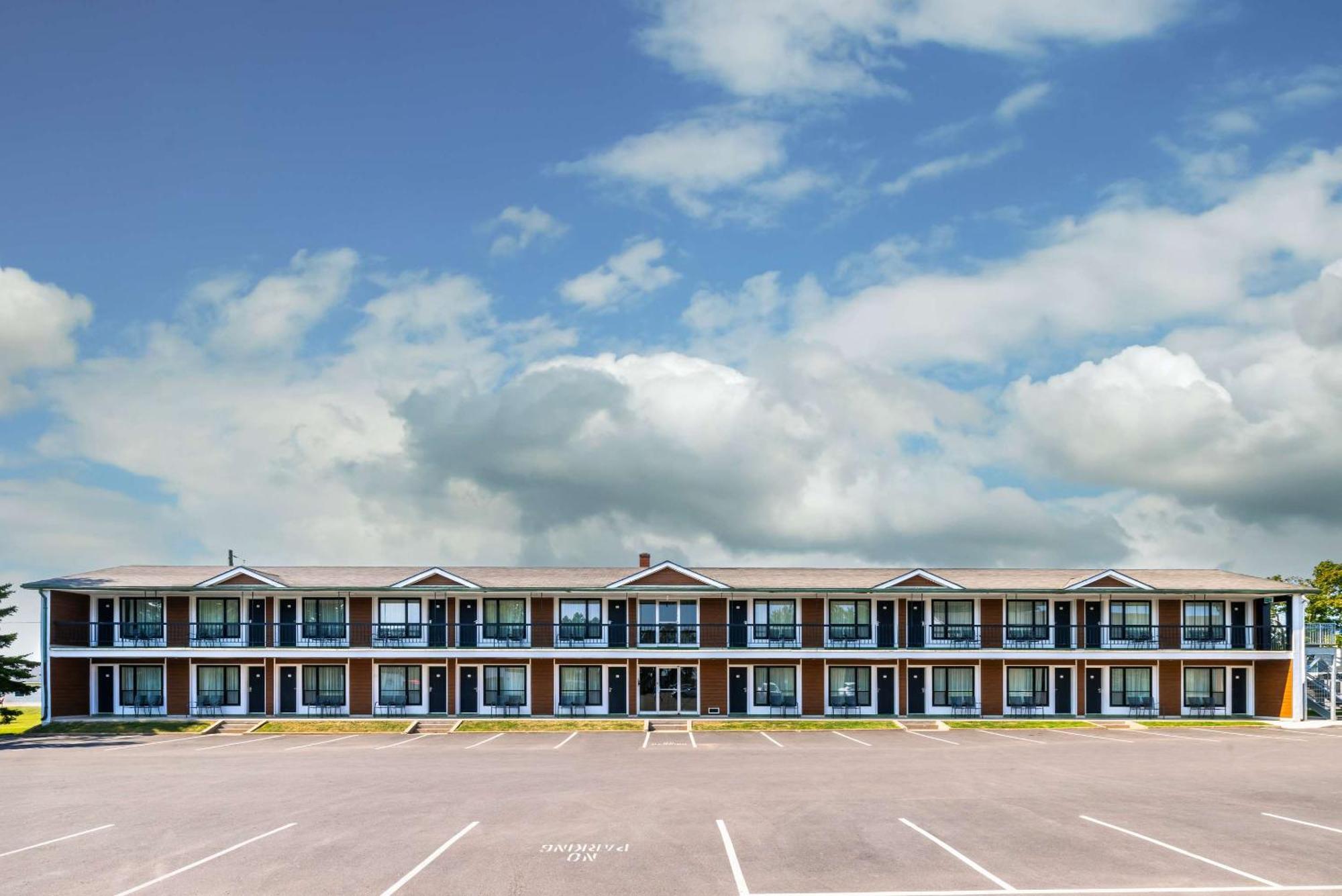 Quality Inn & Suites Garden Of The Gulf Summerside Exterior photo
