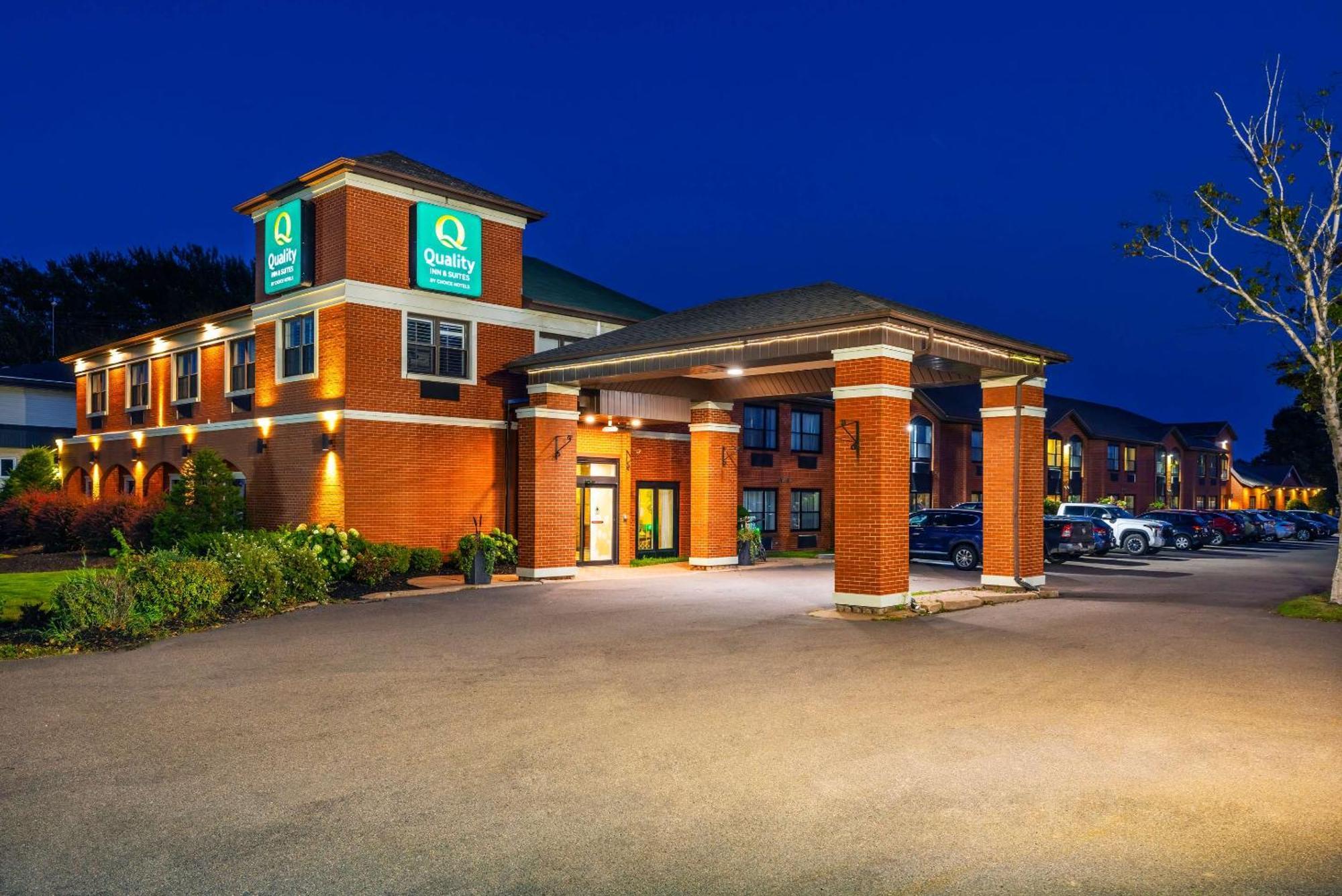 Quality Inn & Suites Garden Of The Gulf Summerside Exterior photo